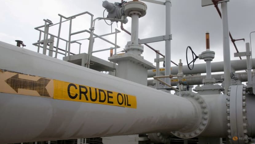 " Oil rises 1per cent ahead of OPEC meeting under Omicron cloud"